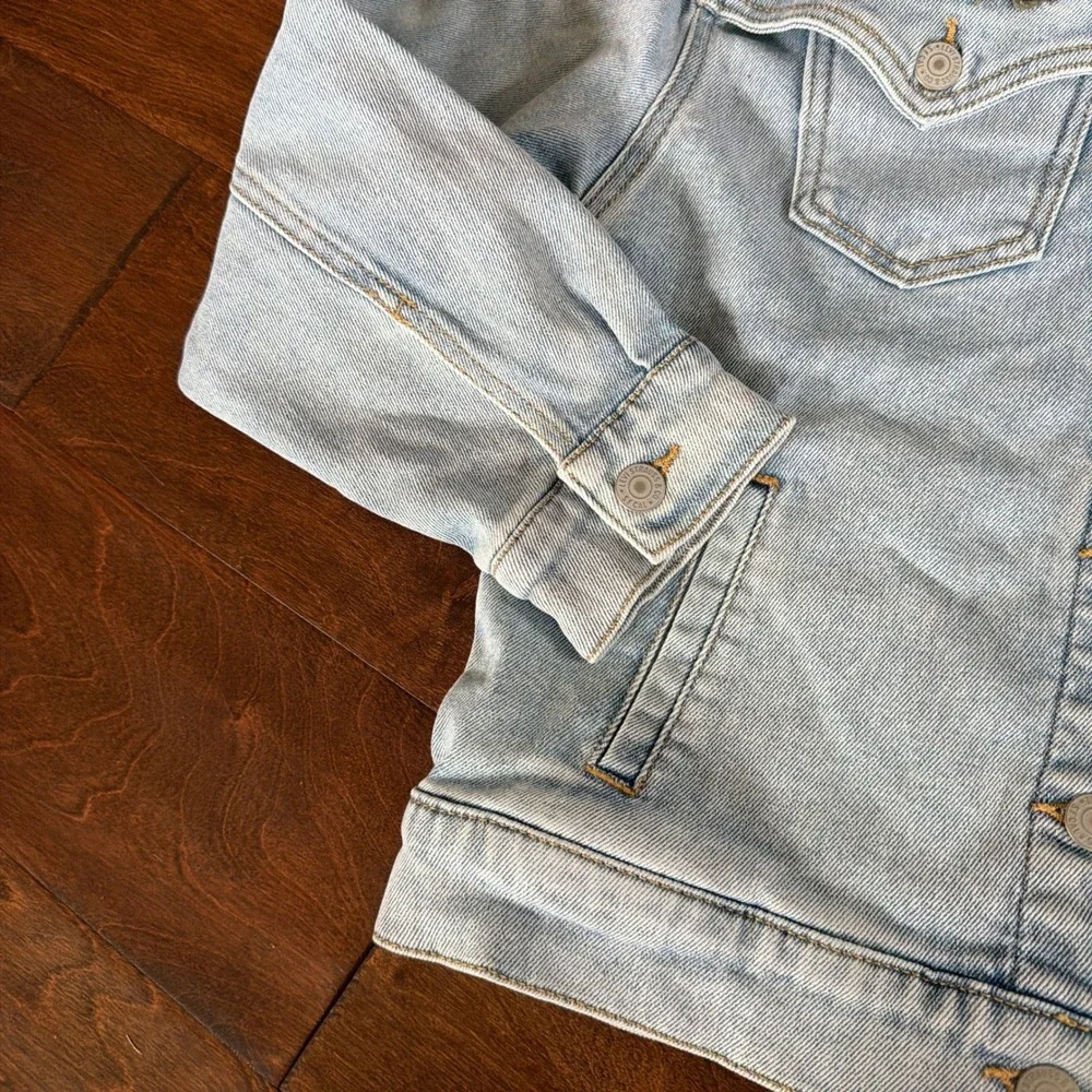 Levis Girls Light Wash Denim Trucker Jacket Rose Floral Embroidery Size M 10-12